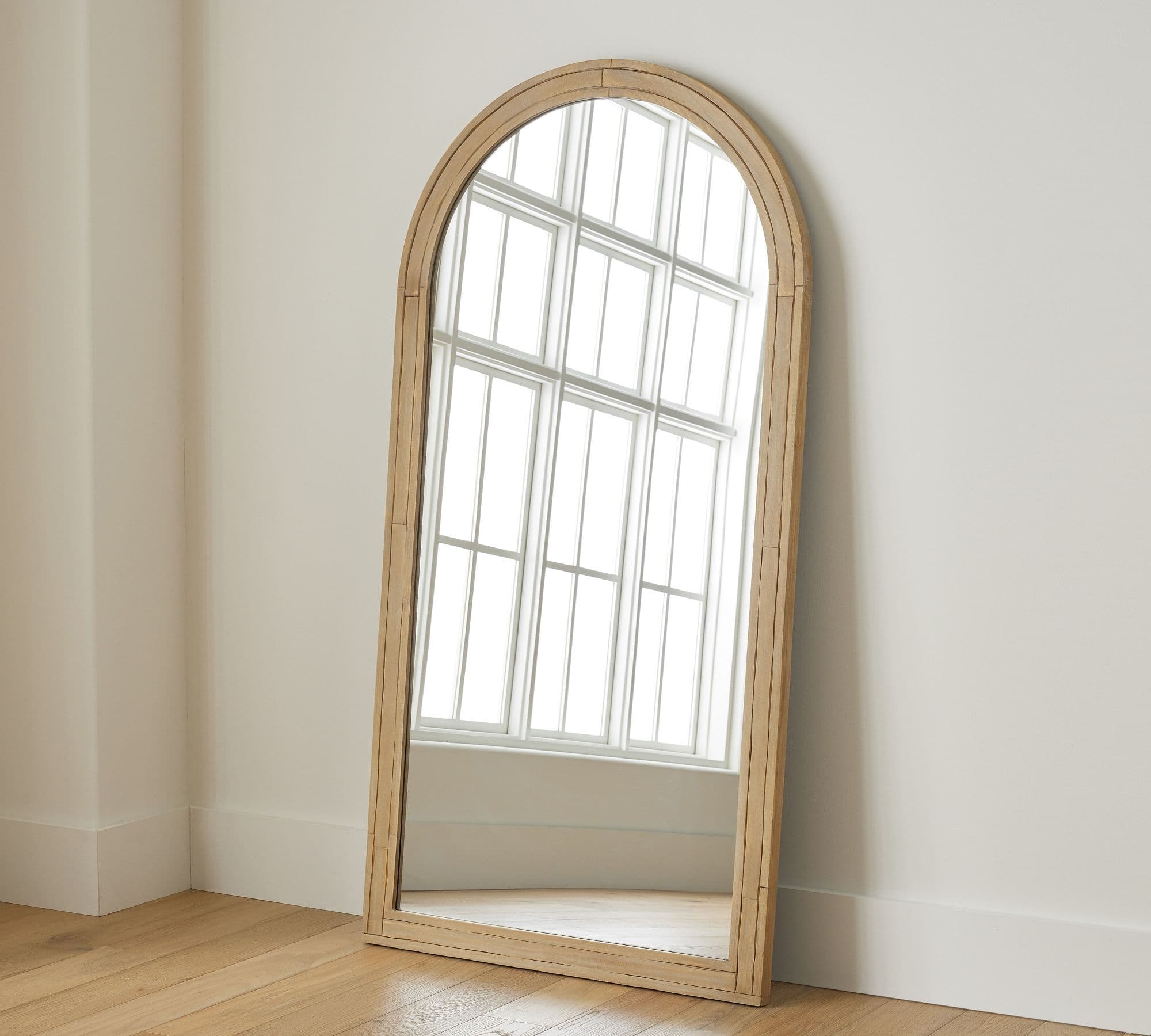 Espejo de madera en arco